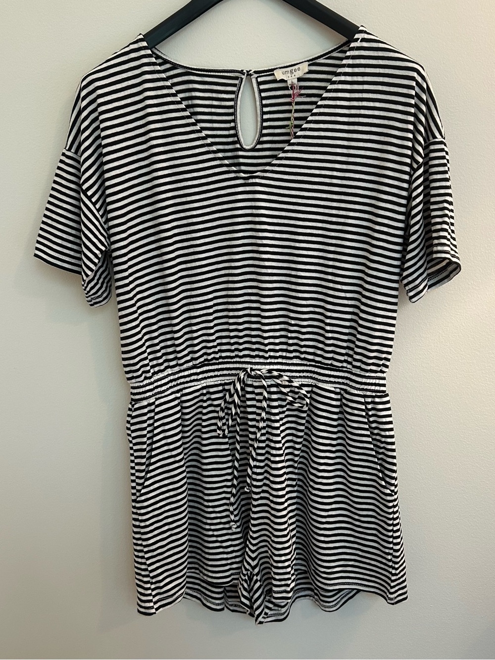Umgee Womans Large Romper Short Sleeve Black White Striped V-neck Beach Vacation
